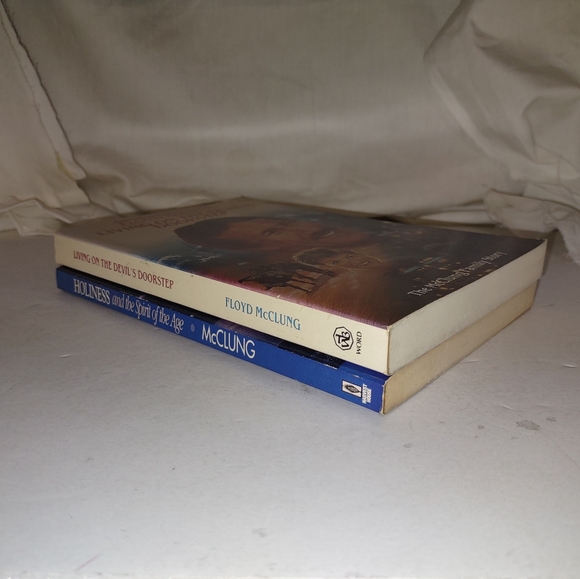 2 Floyd McClung books: Holiness, Living on the Devil's Doorstep PB GC - Picture 4 of 4